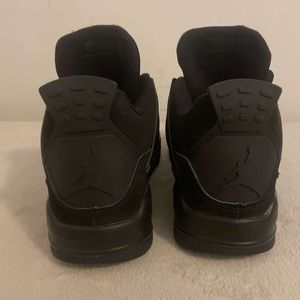 Black cats Jordan 4